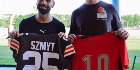 محمد صلاح يتبادل قميص منتخب مصر مع نجم كليفلاند براونز لكرة القدم الأمريكية