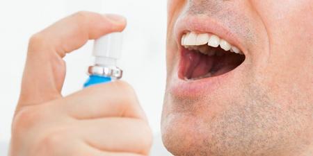 طبيب أسنان يوضح الأسباب الرئيسية لرائحة الفم الكريهة