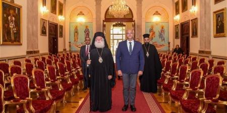 ثيودوروس الثاني يستقبل محافظ الإسكندرية بمقر البطريركية