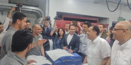 رئيس الوزراء يتفقد مصنع ملابس ببرج العرب ويشيد بفرص العمل المقدمة