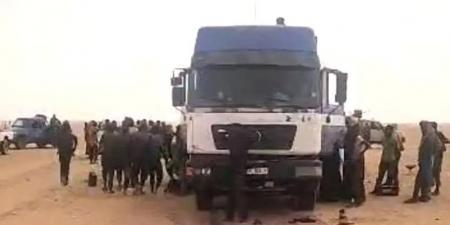 وفاة 49 شخصًا عطشًا بعد تعطل شاحنة في قلب الصحراء الكبرى