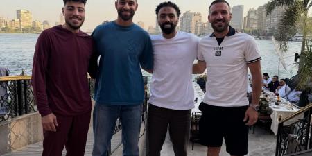 حسين الشحات يجمع نجوم الأهلي السابقين على مائدة واحدة فى وسط النيل.. صور