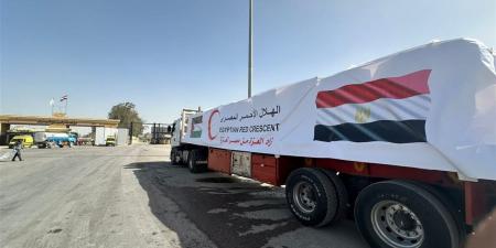 "القاهرة الإخبارية": توقف عشرات الشاحنات المحملة بآلاف الأطنان من المساعدات برفح
