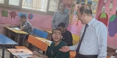 المشرف العام على امتحانات الثانوية الأزهرية يتفقد لجان طنطا خلال أداء اختبار "التوحيد"