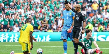 يايا سيتولي لاعب منتخب جنوب أفريقيا يدخل تاريخ كأس العالم من الباب الأصعب بعد ليلة كارثية أمام المكسيك