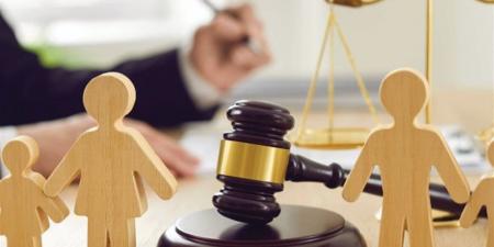 سفر الطفل للخارج بعد الطلاق.. متى يحتاج موافقة الطرف الآخر وفق مشروع قانون الأحوال الشخصية الجديد؟