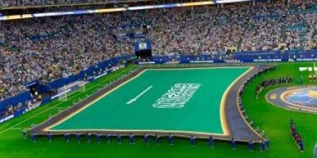 رفع علم السعودية لتجنب ملامسته الأرض فى مشهد استثنائي بمونديال 2026
