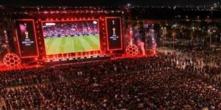 شاهد.. مشجعو مصر يرددون النشيد الوطنى داخل مونوريل العاصمة الجديدة