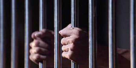 حبس موظف وابنته بتهمة قتل سائق طعنًا إثر خلافات على زواج عرفي