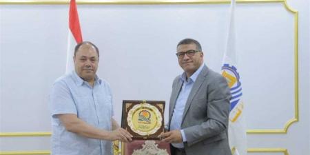 محافظ قنا ورئيس هيئة تنمية الصعيد يضعان حجر الأساس لمشروع شتلات القصب بالمراشدة