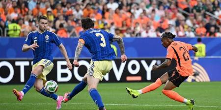 هولندا تكتسح السويد بخماسية وتقترب من دور الـ32 بكأس العالم