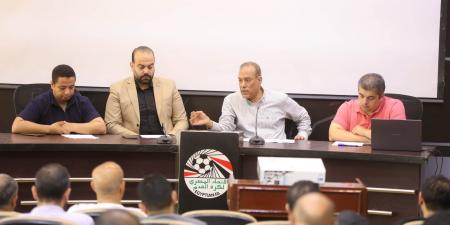 مصطفى عزام يجتمع بمندوبى المناطق لمناقشة قواعد قيد وانتقالات اللاعبين بالموسم الجديد