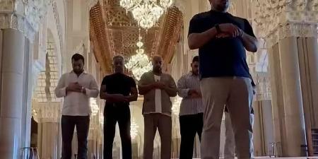 جيانكارلو إسبوزيتو يصلي مع أبطال فيلم 7Dogs بعد نطقه الشهادتين