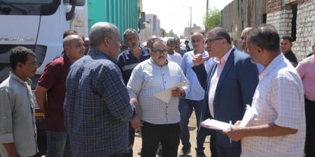محافظ قنا يتابع تطوير الحملة الميكانيكية بدشنا ويوجه برفع كفاءة المعدات والتخلص من الرواكد