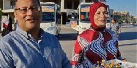 توزيع حلوى وشكولاته على الطلاب أثناء استقلالهم للأتوبيسات في المنيا الجديدة