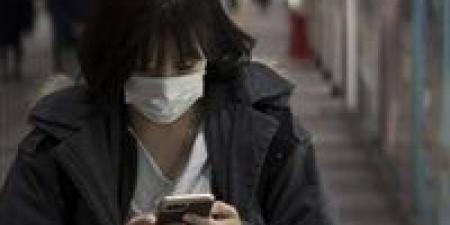 هاتفك الذكي أخطر من مقعد المرحاض؟.. خبراء يحذرون من الجراثيم المختبئة على الشاشات