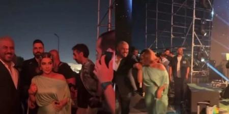 هل نفت شائعات الطلاق؟ أصالة تقبل يدّ زوجها (صورة)