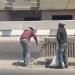 مواطن يوثق سرقة قطعة من السور الحديدي لأحد الكباري على الطريق الدائري (فيديو)