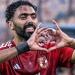الأهلي يتمسك ببقاء حسين الشحات.. والمقابل المالي يؤجل حسم التجديد