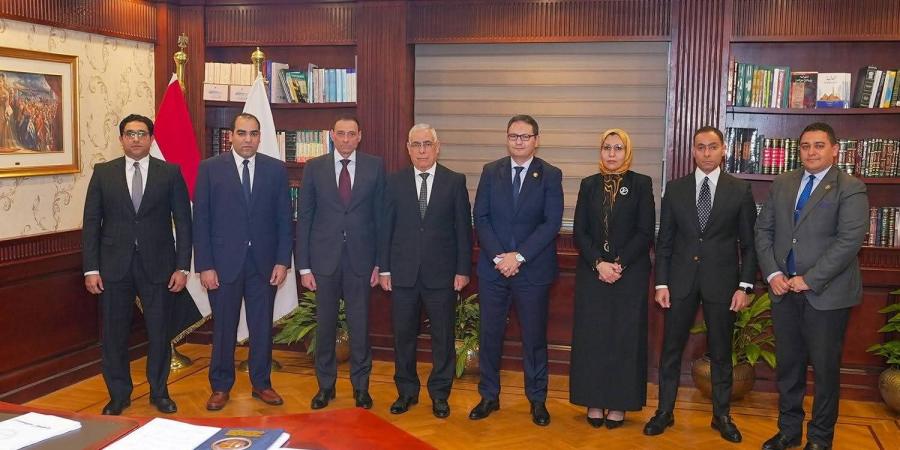 النائب
      العام
      يستقبل
      عددًا
      من
      رؤساء
      الاستئناف
      للنيابات
      المتخصصة
      ونيابات
      الاستئناف..
      صور