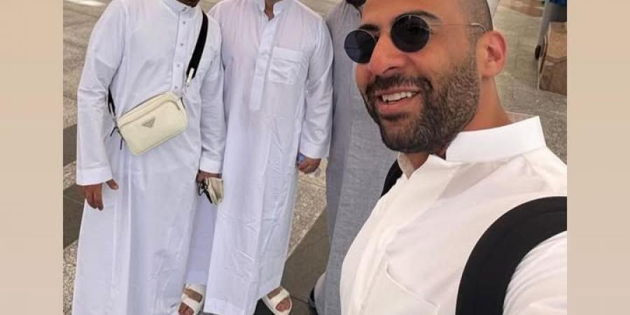 تبت
      إلى
      الله..
      أحمد
      سعد
      يقرأ
      القرآن
      في
      المسجد
      النبوي
      ويجتمع
      مع
      الشيوخ
      بعد
      الإعلان
      عن
      بدايته
      الجديدة