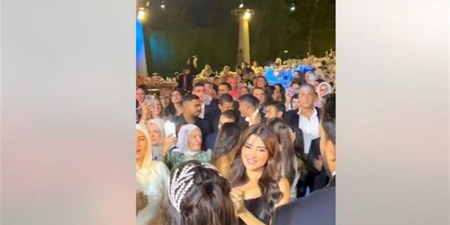 عمر
      كمال
      يحتفل
      بعيد
      ميلاد
      مي
      عمر
      على
      طريقته
      الخاصة
      (فيديو)