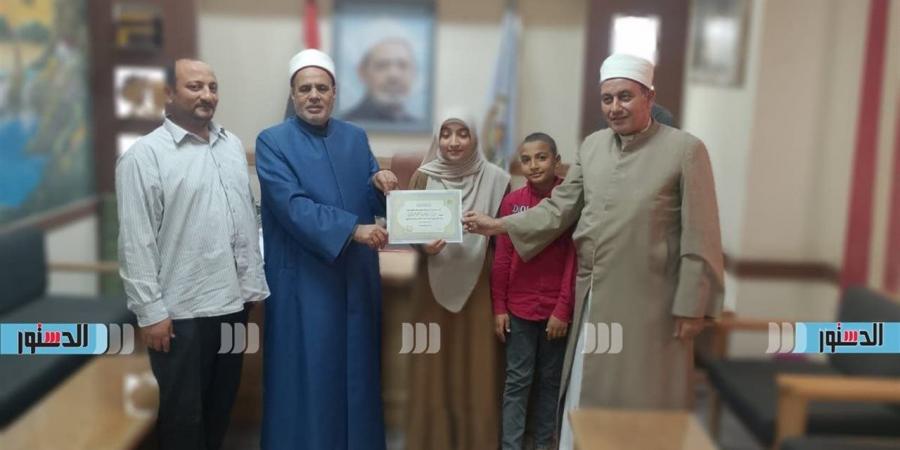 "أزهر
      مطروح"
      يكرم
      الطالبة
      هاجر
      إيهاب
      لتفوقها
      في
      حفظ
      القرآن
      ومتن
      "الخريدة
      البهية"
