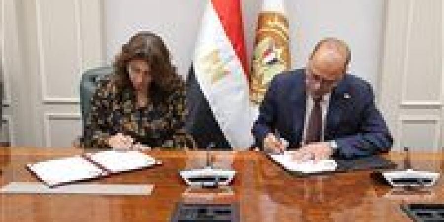 وزير
      العمل:
      بروتوكول
      تعاون
      مع
      الجامعة
      المصرية
      الصينية
      لدعم
      التدريب
      وبناء
      القدرات