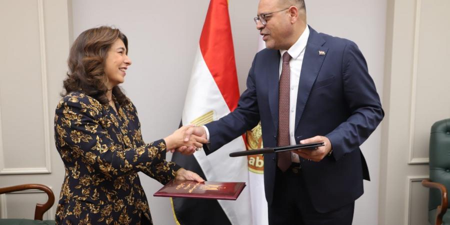 وزارة
      العمل
      توقع
      بروتوكول
      تعاون
      مع
      الجامعة
      المصرية
      الصينية
      لتأهيل
      الطلاب
      بمهارات
      المستقبل
      ودعم
      التحول
      الرقمي