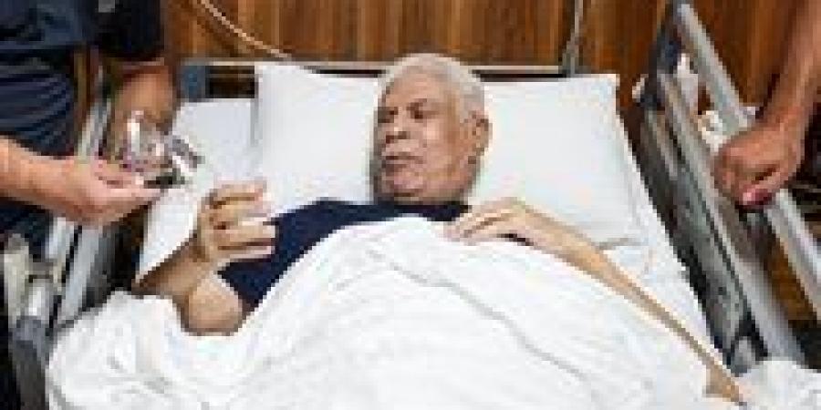 وفد
      من
      الزمالك
      بقيادة
      عمر
      جابر
      وجون
      إدوارد
      لزيارة
      حسن
      شحاتة