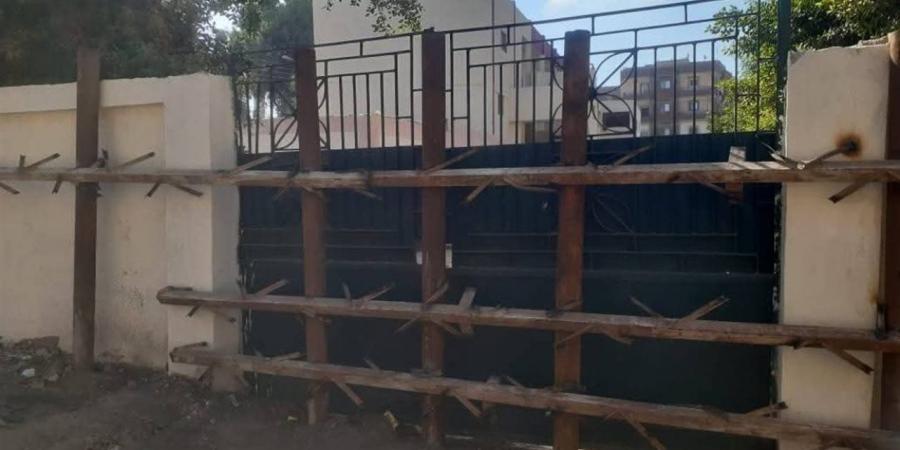 خلاف
      على
      ملكية
      أرض
      يتسبب
      في
      غلق
      بوابة
      مدرسة
      بالمنوفية..
      واجتماع
      بين
      "التعليم"
      و"المياه"
