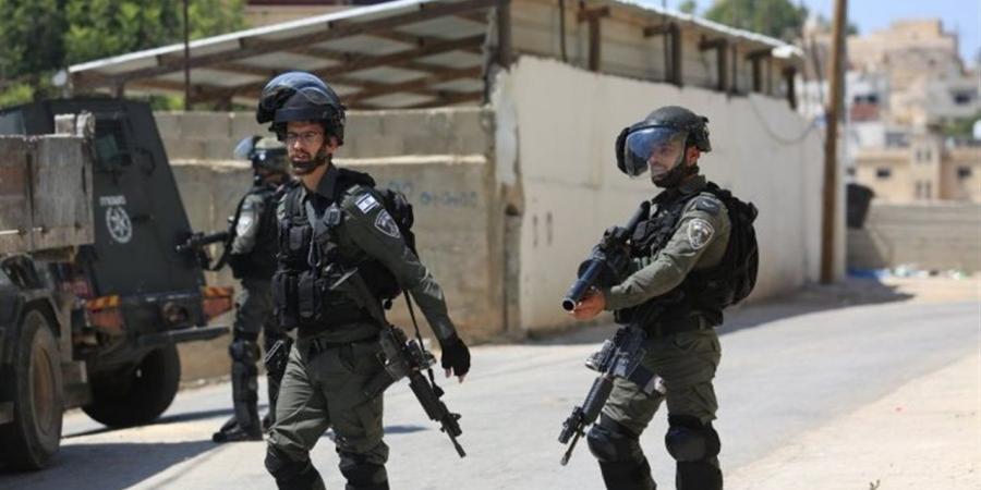 اختناق
      عشرات
      الفلسطينيين
      إثر
      اقتحام
      الاحتلال
      بلدة
      بيت
      كاحل