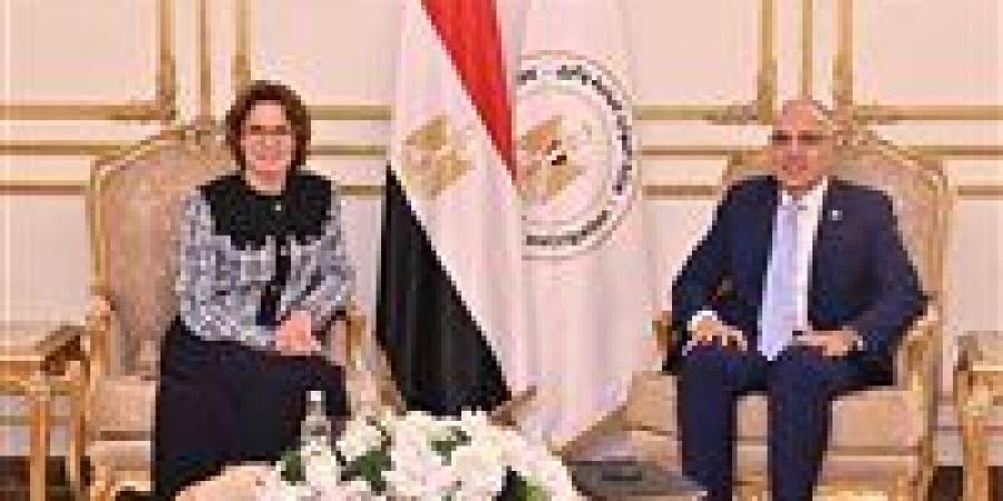 وزير
      الري:
      تطوير
      منظومة
      إدارة
      وتوزيع
      المياه
      بالتحول
      من
      استخدام
      المناسيب
      للتصرفات