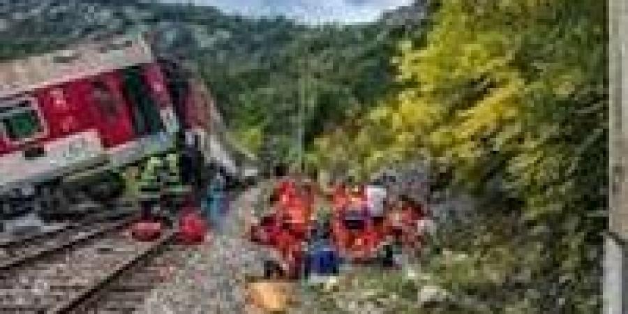 إصابة
      66
      شخصا
      على
      الأقل
      في
      تصادم
      قطارين
      في
      سلوفاكيا