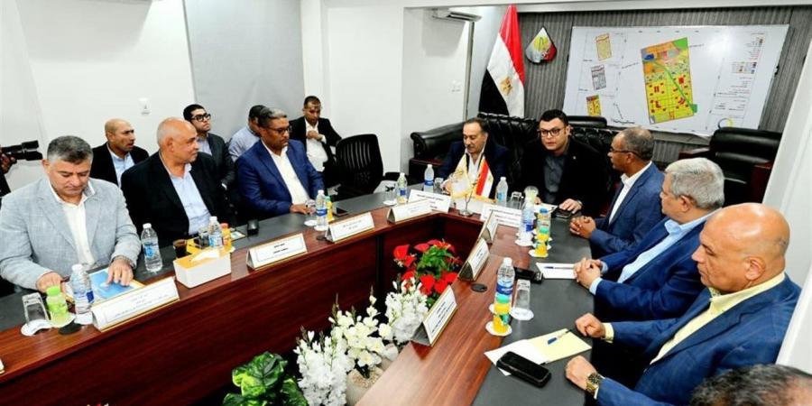 وزير
      الإسكان
      ومحافظ
      أسيوط
      يتابعان
      موقف
      مشروعات
      مياه
      الشرب