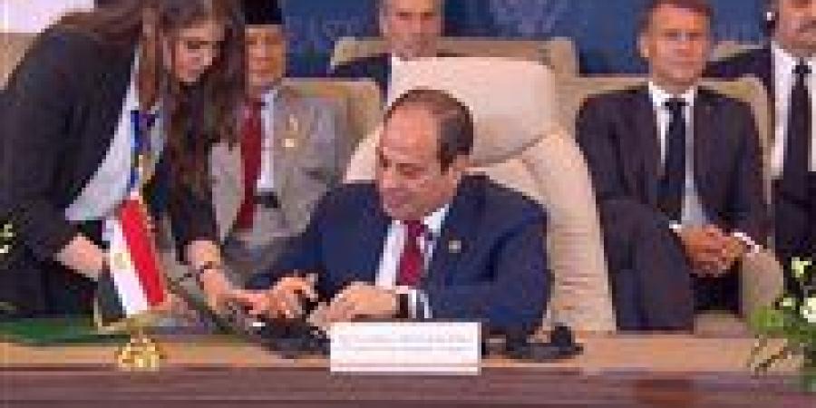 النادي
      المصري
      يُثمن
      جهود
      الرئيس
      عبد
      الفتاح
      السيسي
      لإنهاء
      معاناة
      الشعب
      الفلسطيني