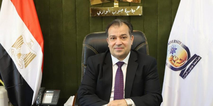 رئيس
      جامعة
      جنوب
      الوادي
      يشهد
      احتفالية
      "الأهلية"
      بانتصارات
      أكتوبر
      المجيدة