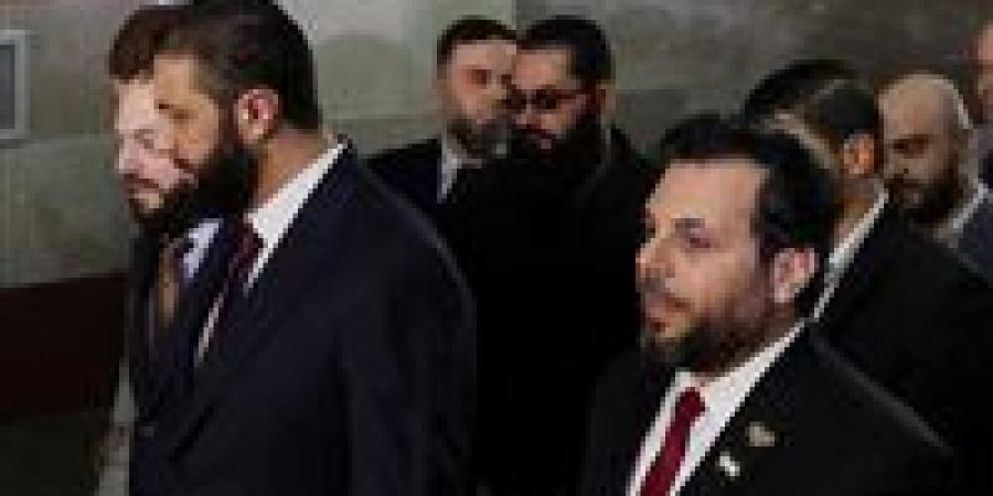الشرع
      يلتقي
      بوتين
      في
      أول
      زيارة
      إلى
      روسيا..
      ملفات
      عالقة
      على
      الطاولة