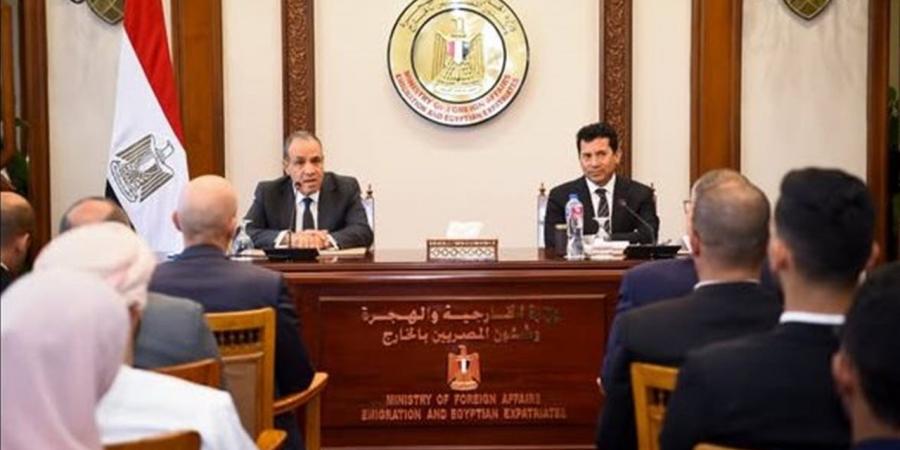 أشرف
      صبحى:
      المبادرات
      العربية
      الشبابية
      تعزز
      التكاتف
      والعمل
      الجماعي