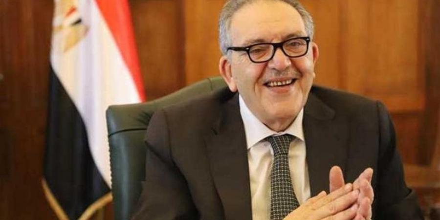 أحمد
      الوكيل:
      ملتقى
      "الأجيال
      فى
      الأعمال"
      يجسد
      رؤية
      متكاملة
      لتطوير
      الاقتصاد
      المصرى