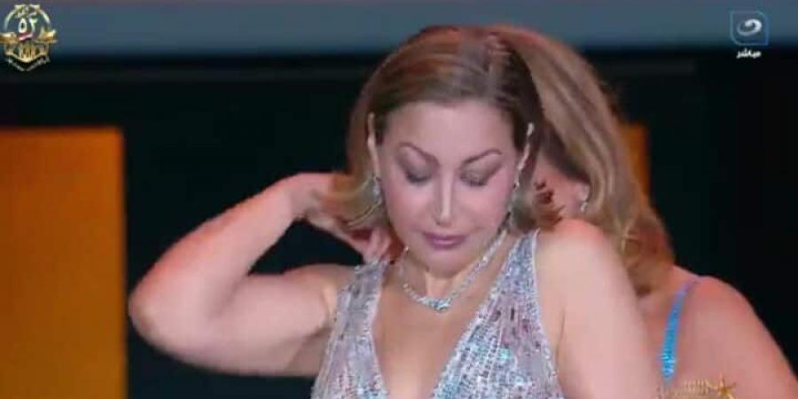 فستانها
      اتقطع..
      منة
      شلبي
      تتعرض
      لموقف
      محرج
      اثناء
      تسلم
      جائزتها
      في
      مهرجان
      الجونة