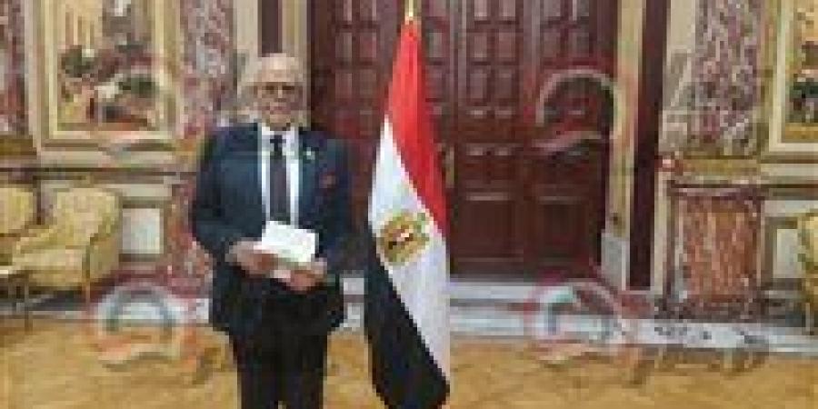 رئيس
      الجلسة
      الافتتاحية
      للشيوخ
      لـ
      تحيا
      مصر
      :
      فخور
      بترأسي
      الجلسة
      بعد
      مسيرة
      سياسية
      طويلة
      عاصرت
      فيها
      5
      رؤساء
      لمصر