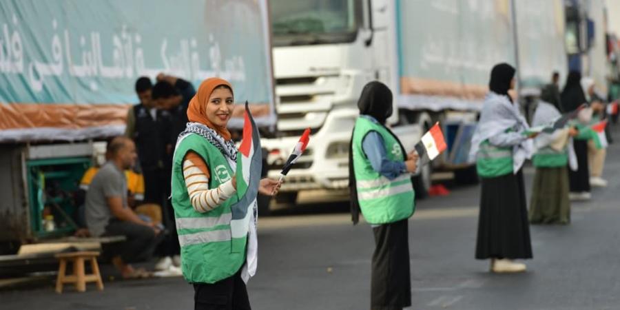 اصطفاف
      شاحنات
      التحالف
      الوطني
      على
      طريق
      الإسماعيلية
      قبل
      انطلاقها
      إلى
      غزة
      (صور)