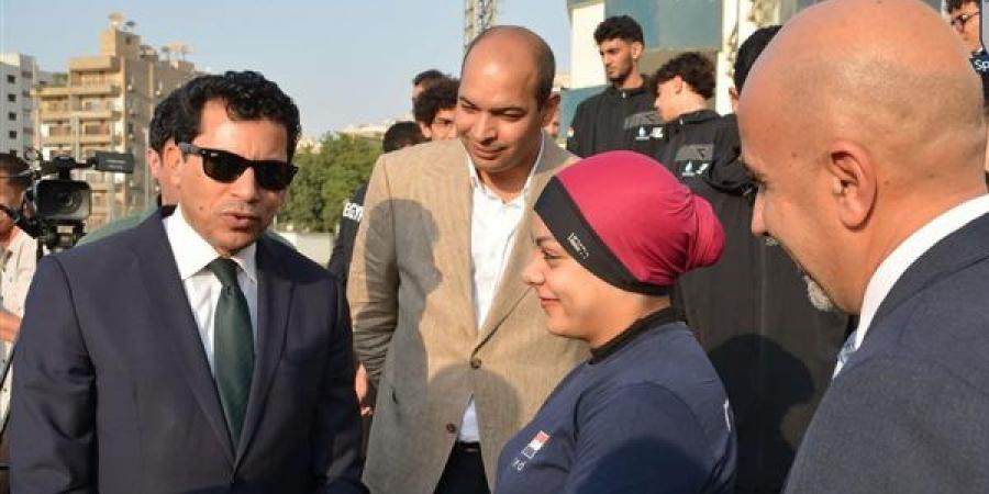 وزير
      الرياضة
      يهنئ
      سارة
      سمير
      بعد
      تألقها
      في
      بطولة
      العالم
      لرفع
      الأثقال