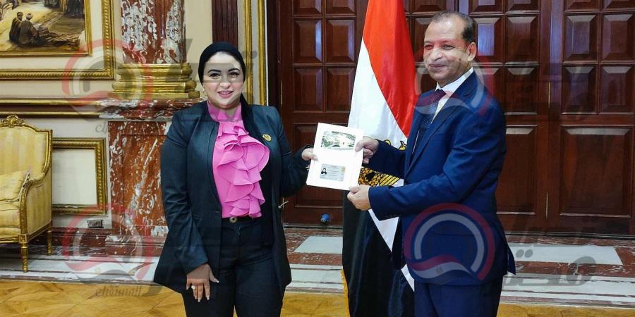 مروة
      توفيق
      تتسلم
      كارنيه
      عضوية
      مجلس
      الشيوخ
      2025..صور