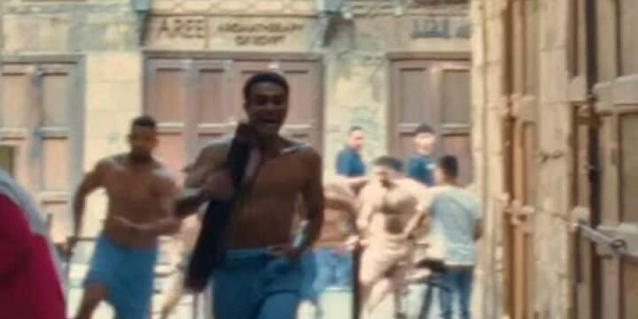 بعد
      مشهد
      الفوطة
      في
      إن
      غاب
      القط..
      أسر
      ياسين
      ينفي
      تقليده
      لـ
      أحمد
      زكي
      ويؤكد:
      كنت
      لابس
      شرعي
