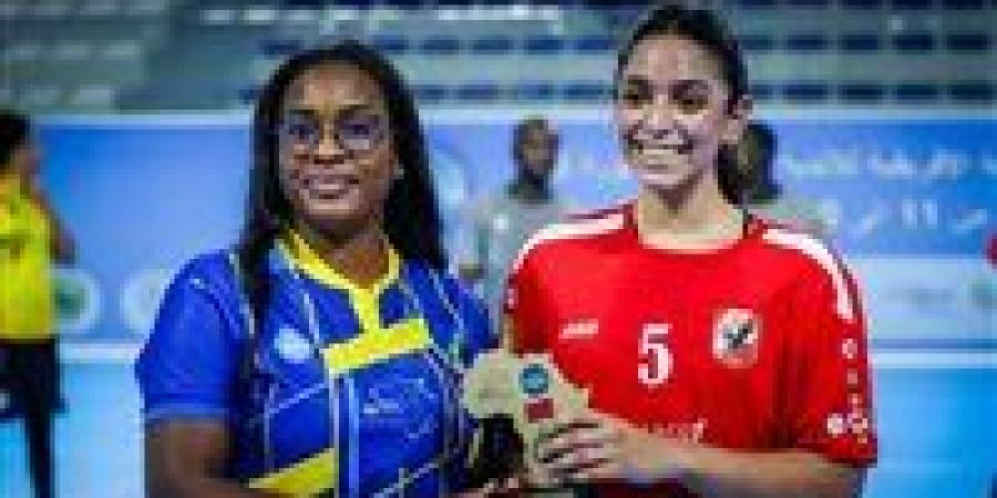 نوال
      خليل
      لاعب
      كرة
      اليد
      بالأهلي:
      نسعى
      بقوة
      للفوز
      ببطولة
      أفريقيا