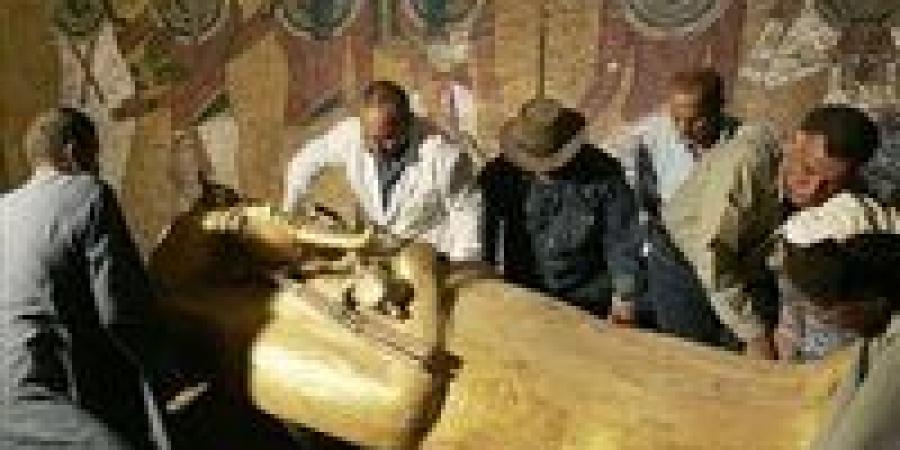 تمهيدًا
      لنقله..
      "السياحة"
      تعلن
      غلق
      قاعة
      القناع
      الذهبي
      لـ"توت
      عنخ
      آمون"