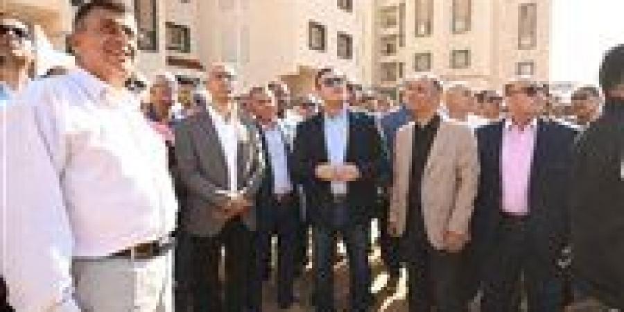 وزير
      الإسكان
      يتفقد
      الطرق
      والمحاور
      ووحدات
      الإسكان
      الأخضر
      بـ
      "
      سكن
      لكل
      المصريين"
      بمدينة
      حدائق
      العاشر
      من
      رمضان