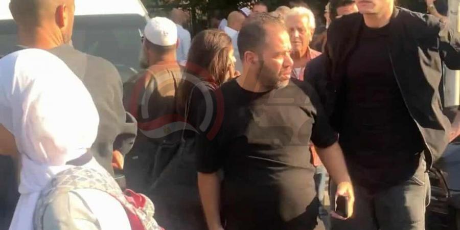 ضهره
      اتكسر..
      لقطة
      مؤثرة
      لـ
      أمير
      عيد
      في
      جنازة
      والدته|
      صور